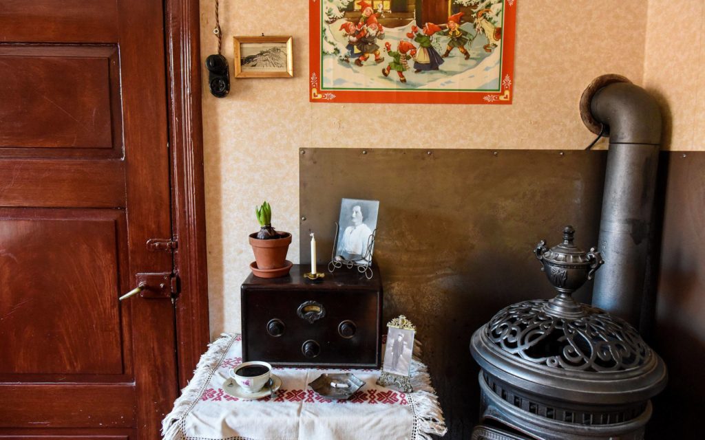 Radio placerad på ett litet bord bredvid kaminen.