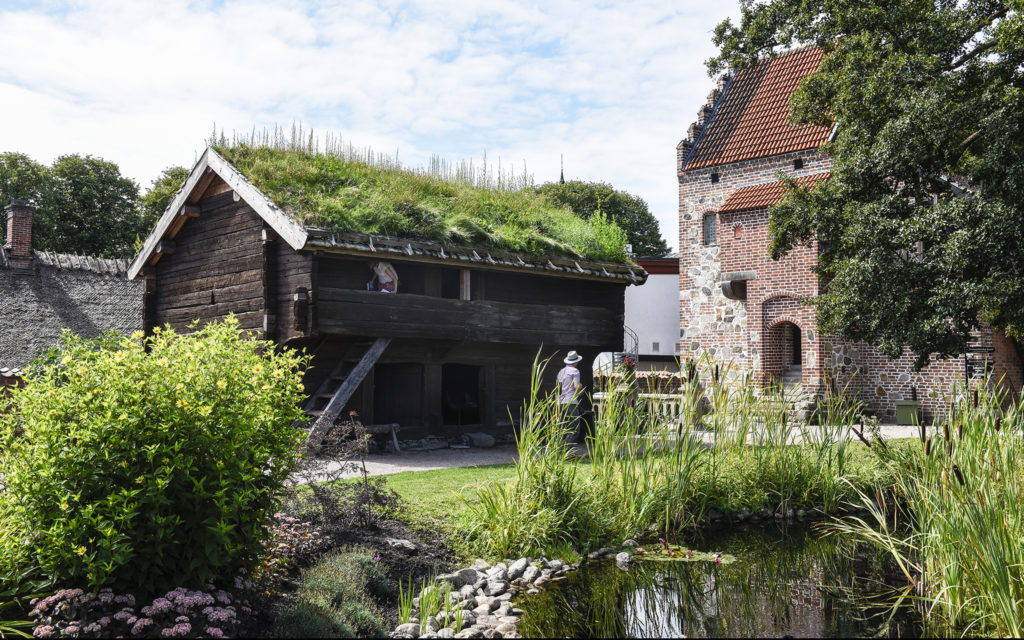 Uranäsboden till vänster, Dekanhuset till höger.