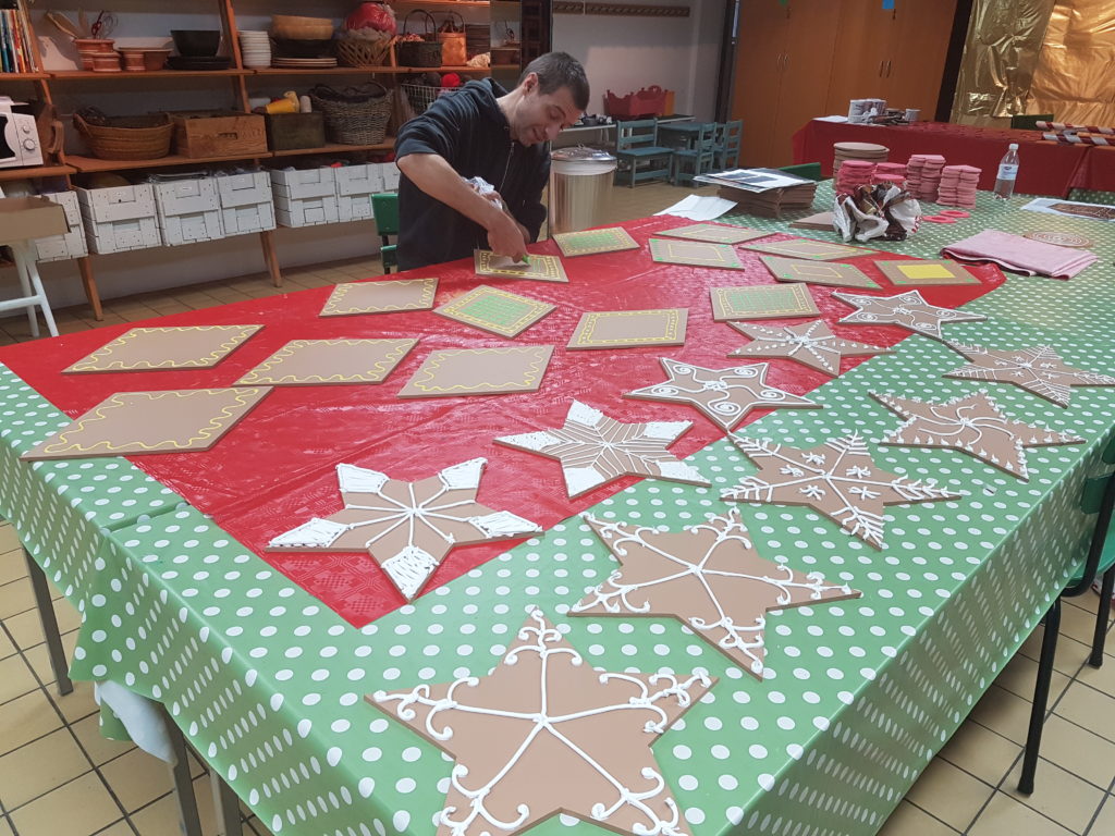 Niels Bisbo dekorerar pepparkakor till häxans pepparkakshus i vår pedagogiska verkstad. Foto: Maria Bohlin/Kulturen