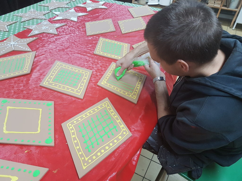 Niels Bisbo dekorerar pepparkakor till häxans pepparkakshus i vår pedagogiska verkstad. Foto: Maria Bohlin/Kulturen