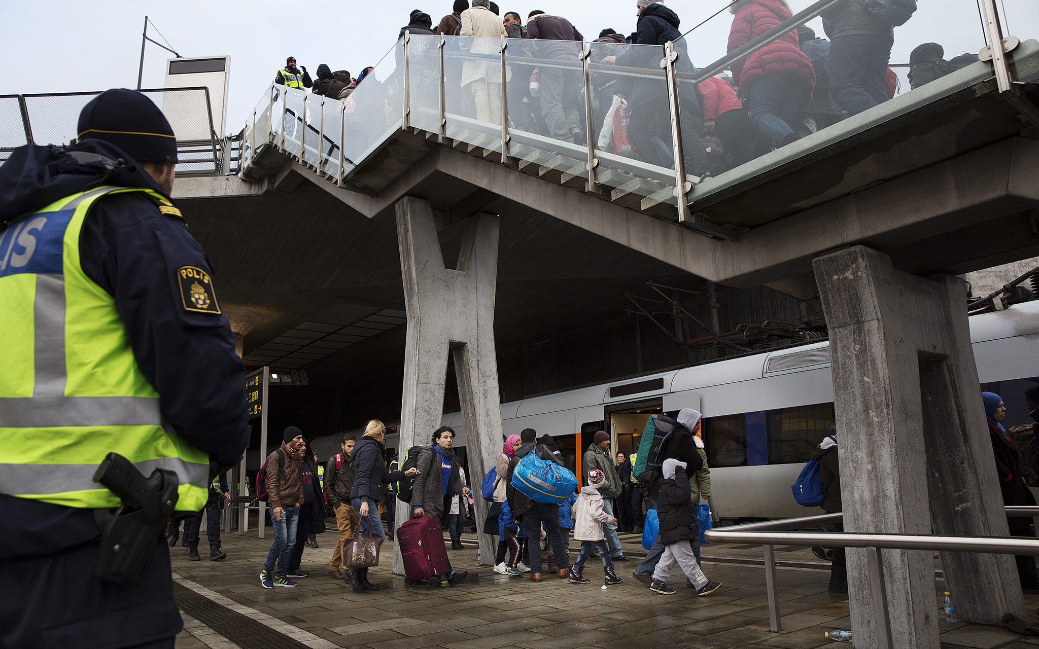 flyktingar kommer till hyllie tågstation