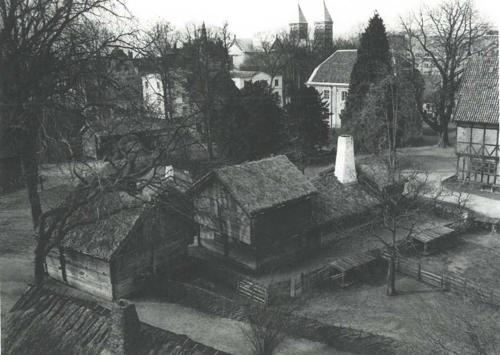 Kulturens friluftsmuseum med Blekingegården i förgrunden så som den gestaltades fram till mitten av 1900-talet. 