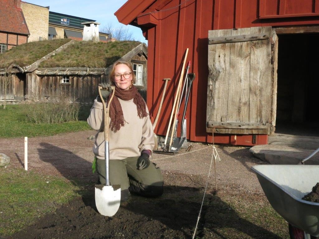 Emilia Granqvist, praktikant från Hvilans trädgårdsutbildning, utanför Onsjöstugan.