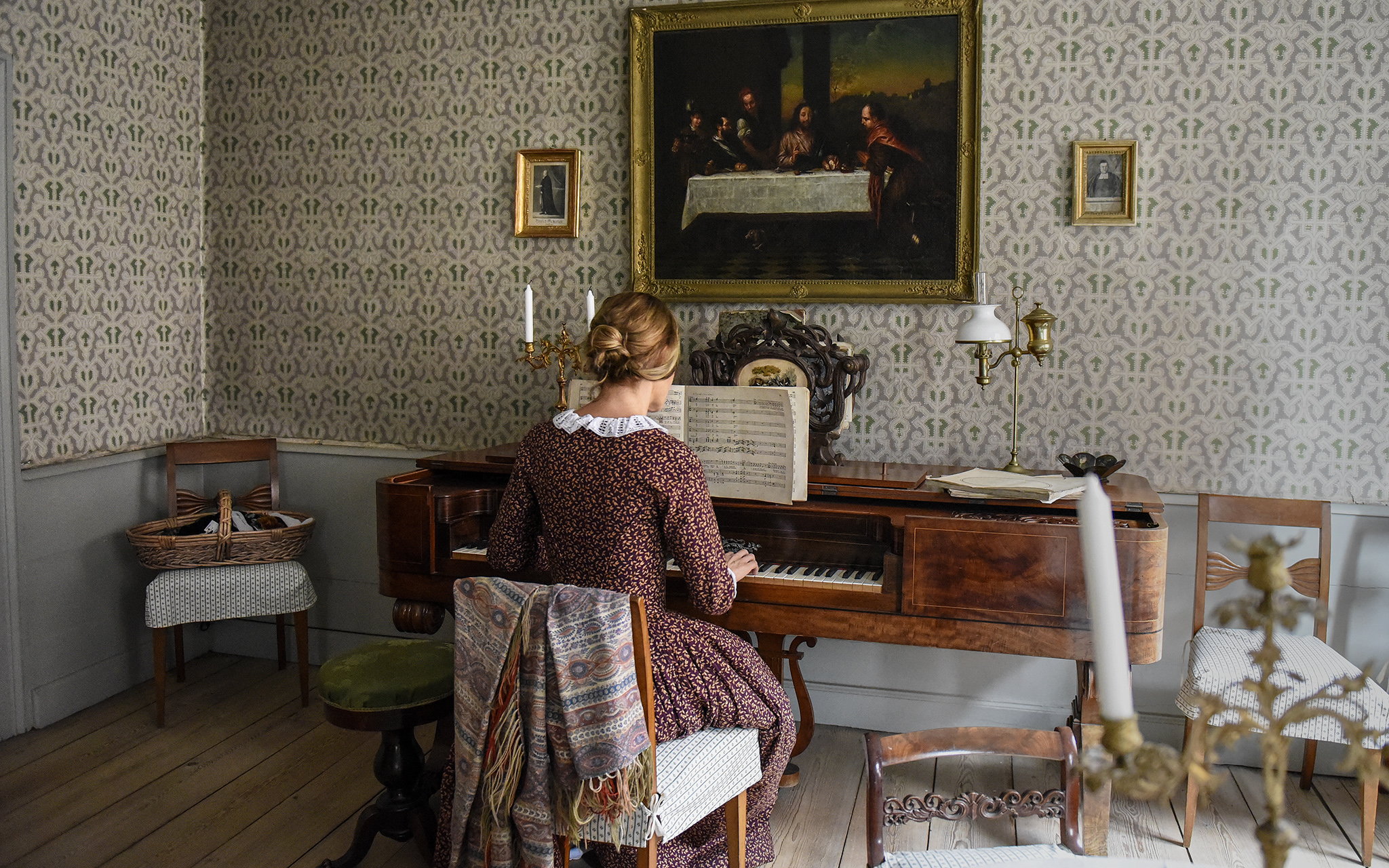 Pedagog Annika Mandahl i Thomanderska husets pianorum.