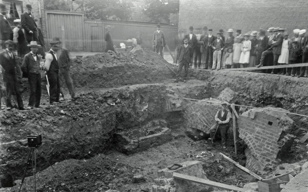 Arkeologisk utgrävning i kvarteret Sankt Mikael 1906, då man hittar fundamentet till en takryttare från Svartbrödraklostrets kyrka. Takryttaren bar kyrkklockan på taknocken.