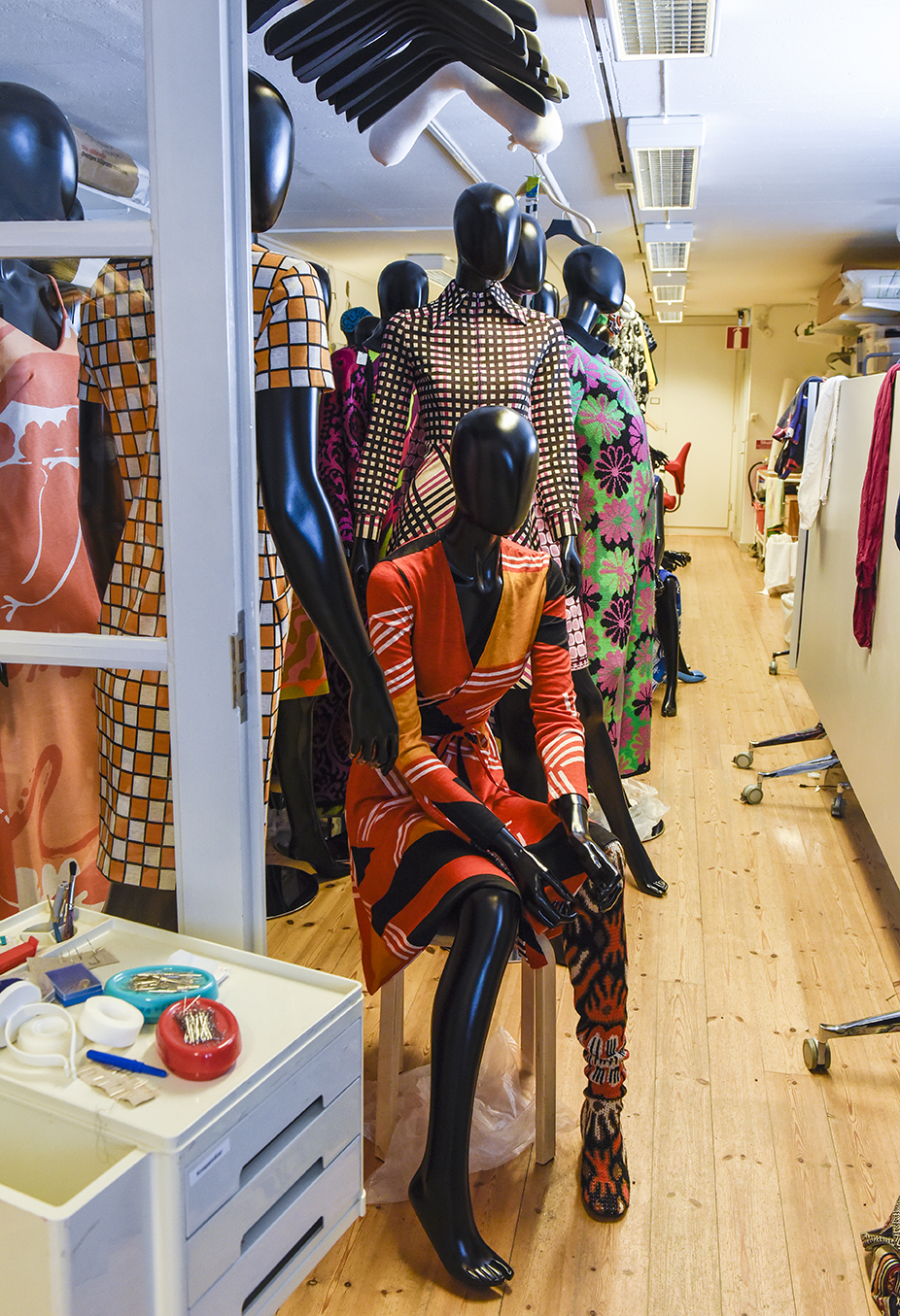 Bakom kulisserna väntar dockor klädda i Katja of Sweden-design på att få komma på plats i utställningen. Foto: Viveca Ohlsson/Kulturen