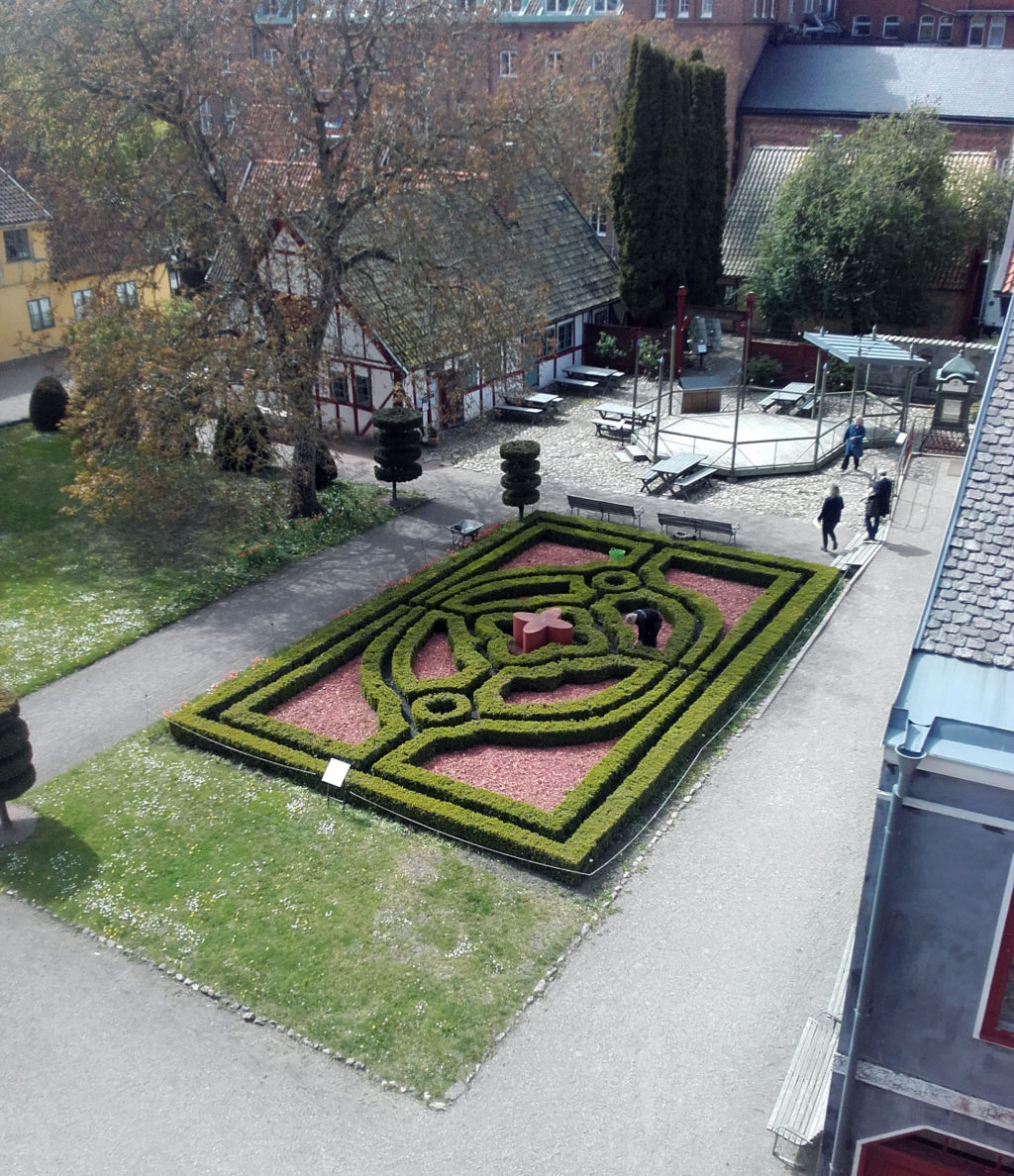 Byggnadshantverkarnas utsikt från byggnadsställningarna, över bland annat barockparterren, alltså de klippta buxbomshäckarna. Foto: Fredrik Gustavsson/Kulturen