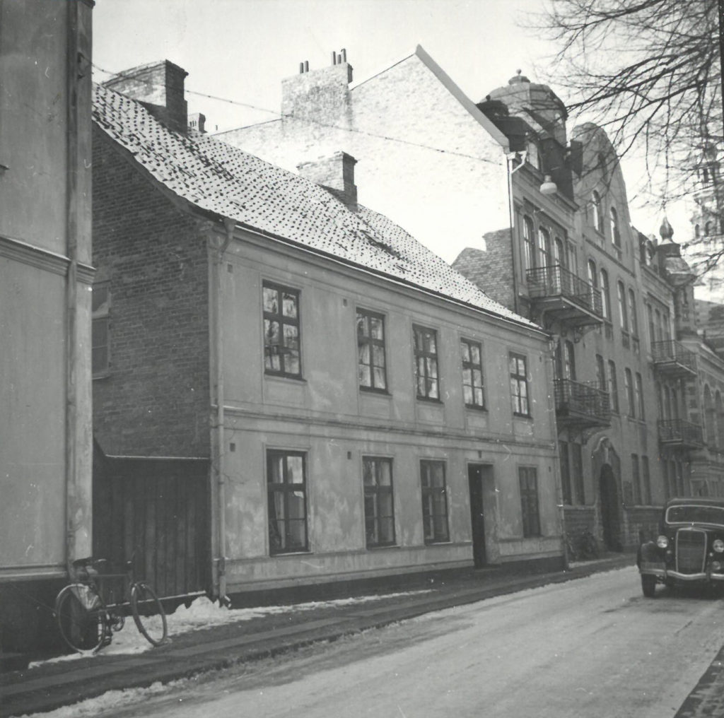  Petersborgs fasad mot Stora Algatan. Foto av Ragnar Blomqvist från 1949, från Kulturens arkiv. 