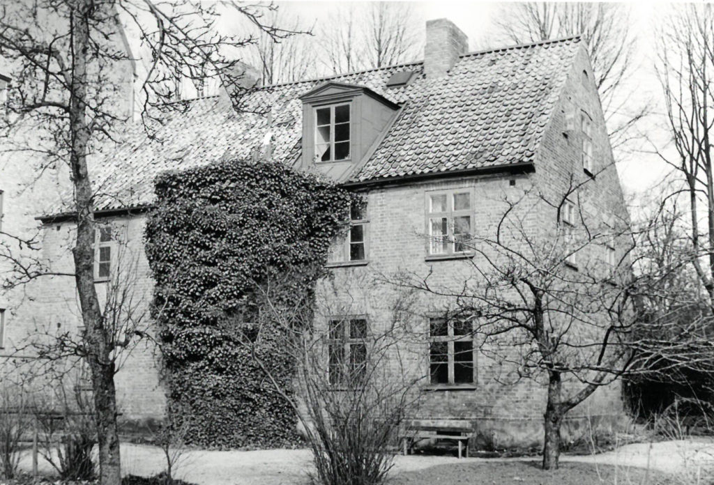 Petersborg inifrån gården, med trapptornet klätt i grönska. Foto av Ragnar Blomqvist, från 1959, ur Kulturens arkiv. 