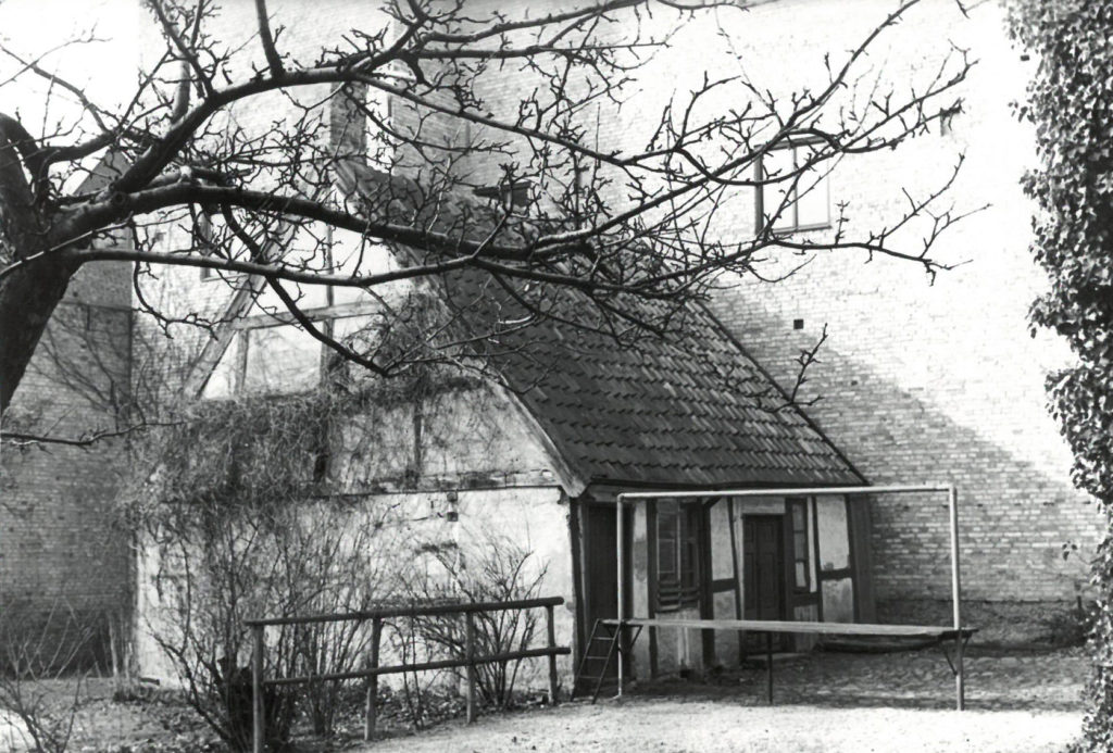 Ljusstöperiet låg helt inpå byggnaden på tomten i väster.Foto av Ragnar Blomqvist, från 1959, ur Kulturens arkiv. 