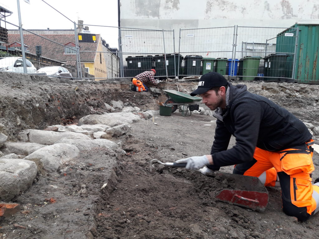 Petersborgs grundstenar får ligga kvar på rad längs schaktets kant mot Stora Algatan. Foto: Annika Knarrström.