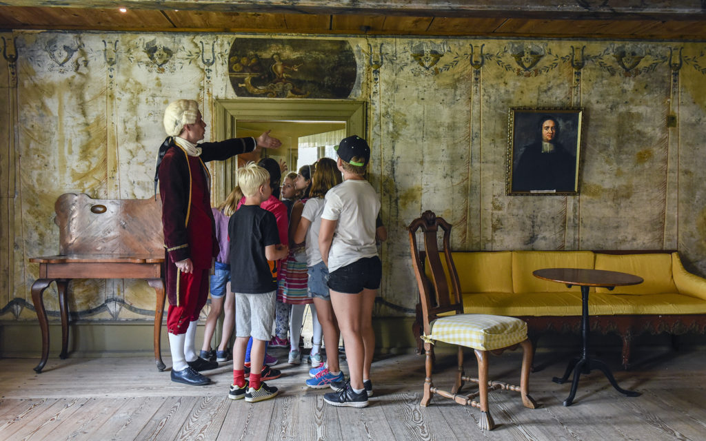 Visning för barn i Västra Vrams prästgård, som är byggd 1754-55.