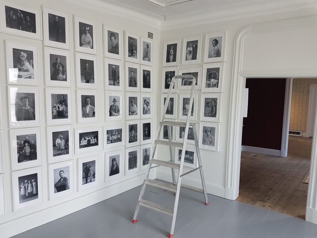 I utställningen visas ca 100 av de bilder som hittades under golvet. Foto: Maria Bohlin/Kulturen