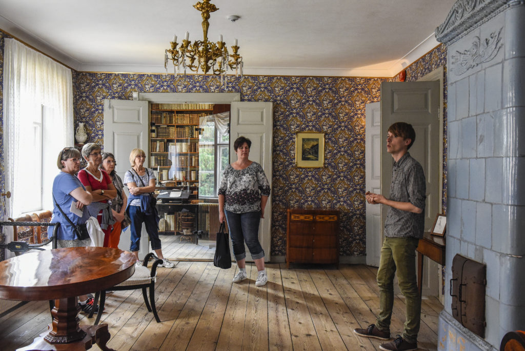 Museipedagog Olle Ekström har en visning i husen på området. Foto: Viveca Ohlsson/Kulturen