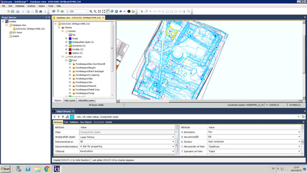 Figur. En skärmdump av arbetsmiljön i det arkeologiska informationshanteringsprogrammet Intrasis.