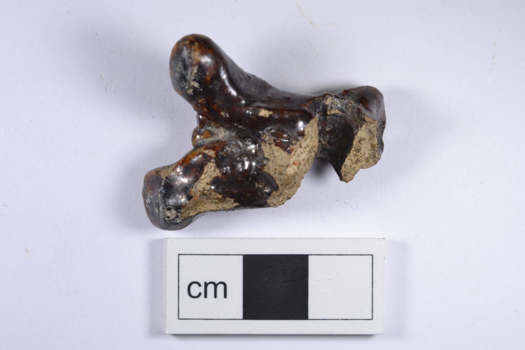 Den miniatyrhäst i keramik som hittades vid undersökningen i kvarteret Sankt Mikael.