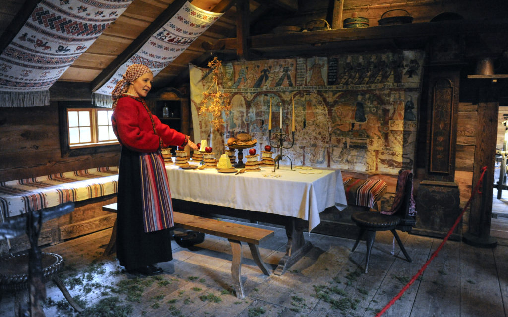 Pedagog Annika Mandahl visar Blekingegården. Foto: Viveca Ohlsson/Kulturen