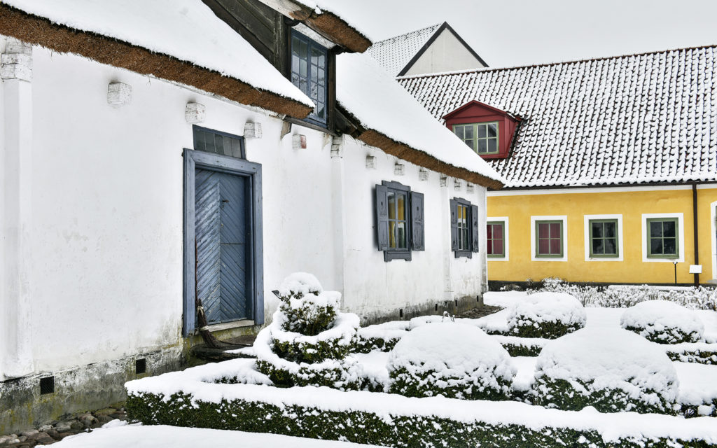 Västra Vrams prästgård en vinterdag. Foto: Viveca Ohlsson, Kulturen