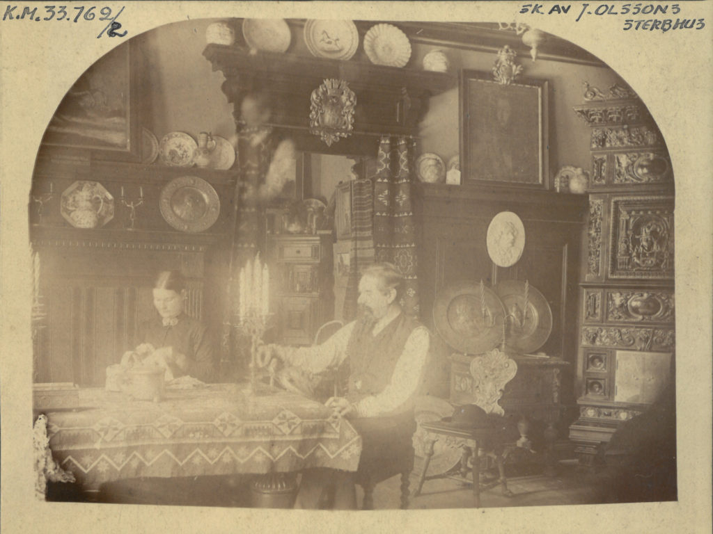 Sven Bengtsson och hans hustru Beata i sitt hem i Lund, troligen under 1880-talet. Foto: Lorentz Nilsson, ur Kulturens samlingar