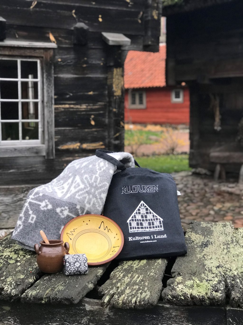 Locus Peccatorum vackra fasad pryder vår nya tygkasse tillverkad av återvunnen bomull - 100 kr styck. Här med Klippans nya filt Tradition 100% ekoull. Billinge Keramik och strumpor designade av Bengt och Lotta och tillverkade av Cai. Krus från WallåkraFoto: Kajsa Hallberg, Kulturen