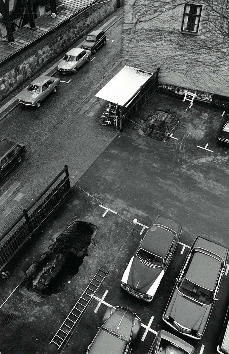 Fotografi över parkeringsplatsen i kvarteret Sankt Mikael taget i samband med en arkeologisk förundersökning 1977. Foto: Kulturen