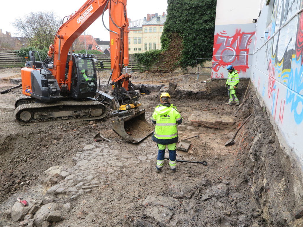 Den stenlagda gårdsplanen under framtagande. Foto: Amanda Sjöbeck, Kulturen