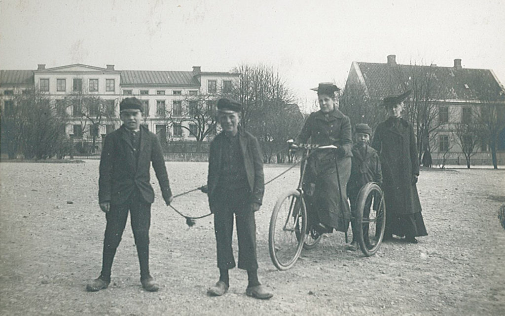 Familjen Sjögren framför Vita huset, slutet av 1800-talet. Foto ur Kulturens arkiv.