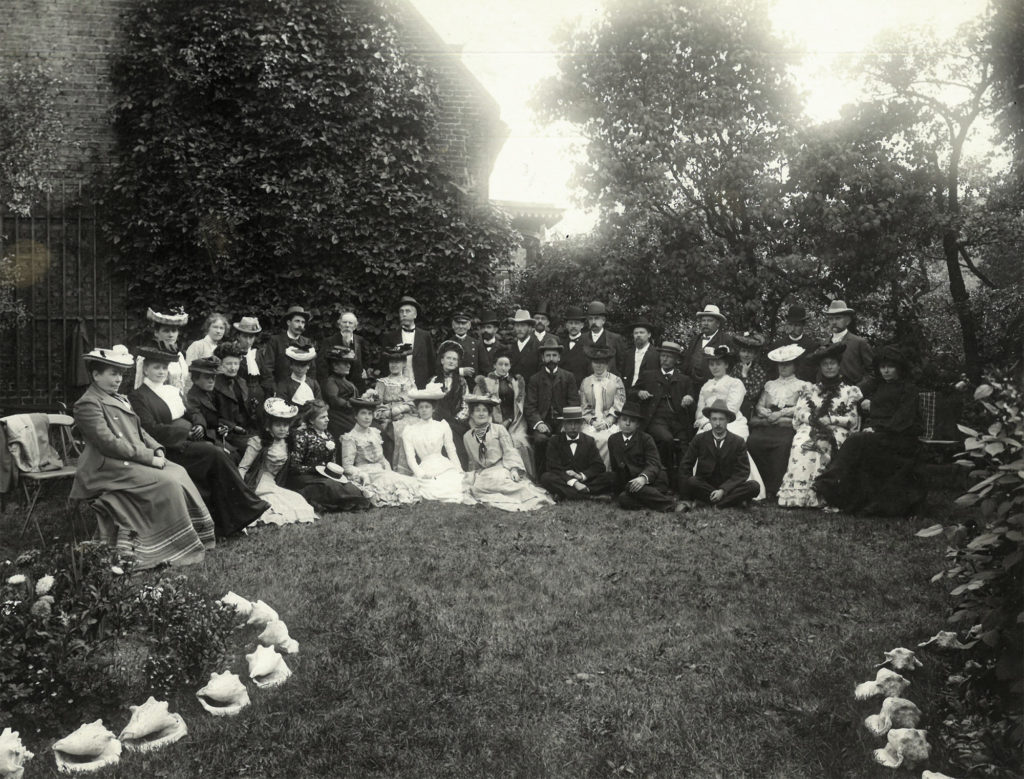 Teosofiska samfundets sommarmöte i Lund 1903. Nelly Thüring syns i bakre raden till vänster, utan hatt. Foto ur Kulturens arkiv. 