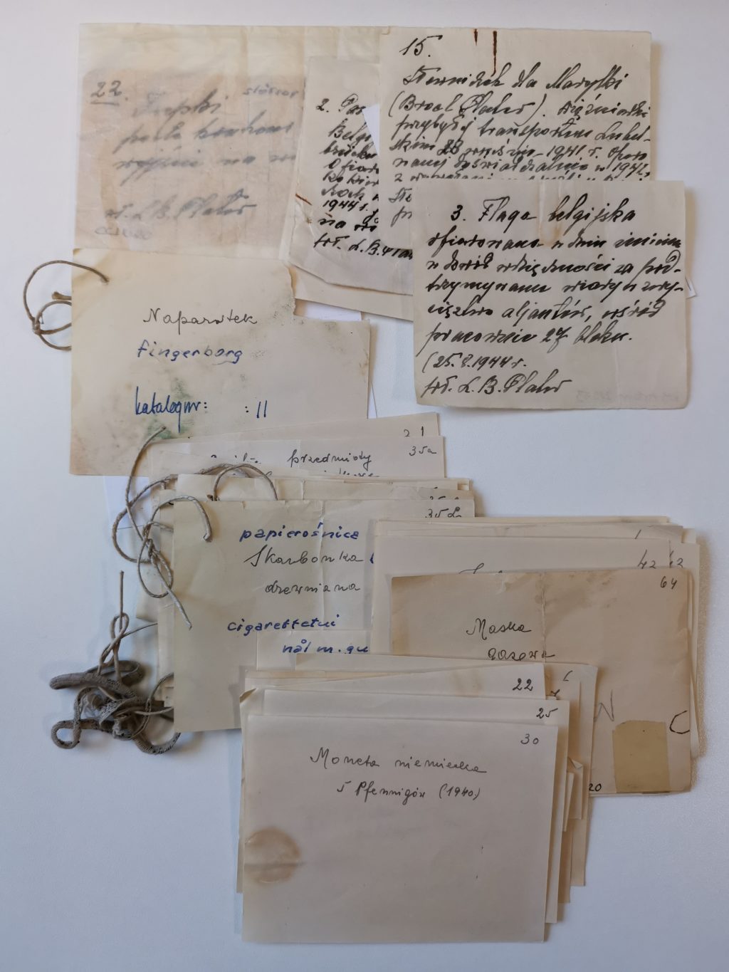 Identifikationslappar som hör ihop med de föremål som visas i vår utställning "Att överleva – Röster från Ravensbrück". Foto: Anders Jansson, Kulturen
