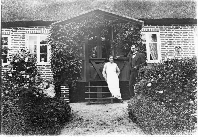 Alfred Malmkvist med fru Anny Malmkvist framför sitt hus. Foto: Otto Hoffer, ur Kulturens samlingar.