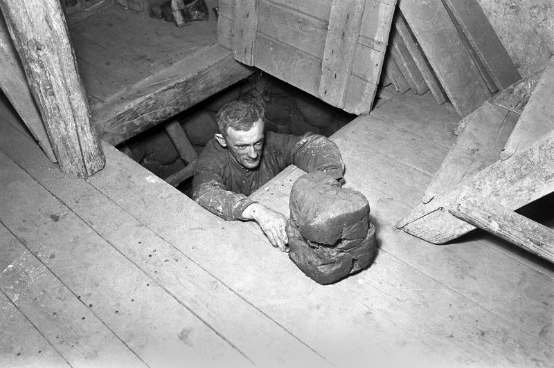 Anders Elfstrand hämtar lera ur lerkällaren 1951. Foto ur Kulturens samlingar. 