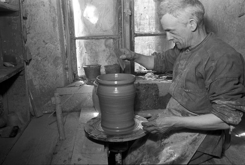 Anders Elfstrand vid drejskivan 1951. Foto ur Kulturens samlingar.