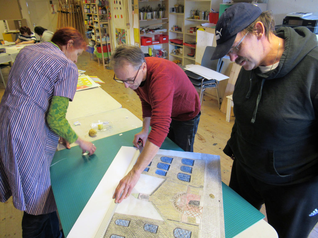 Roger övervakar montering och diskuterar bildurval till utställningen. Foto: Kulturcentrum Skåne