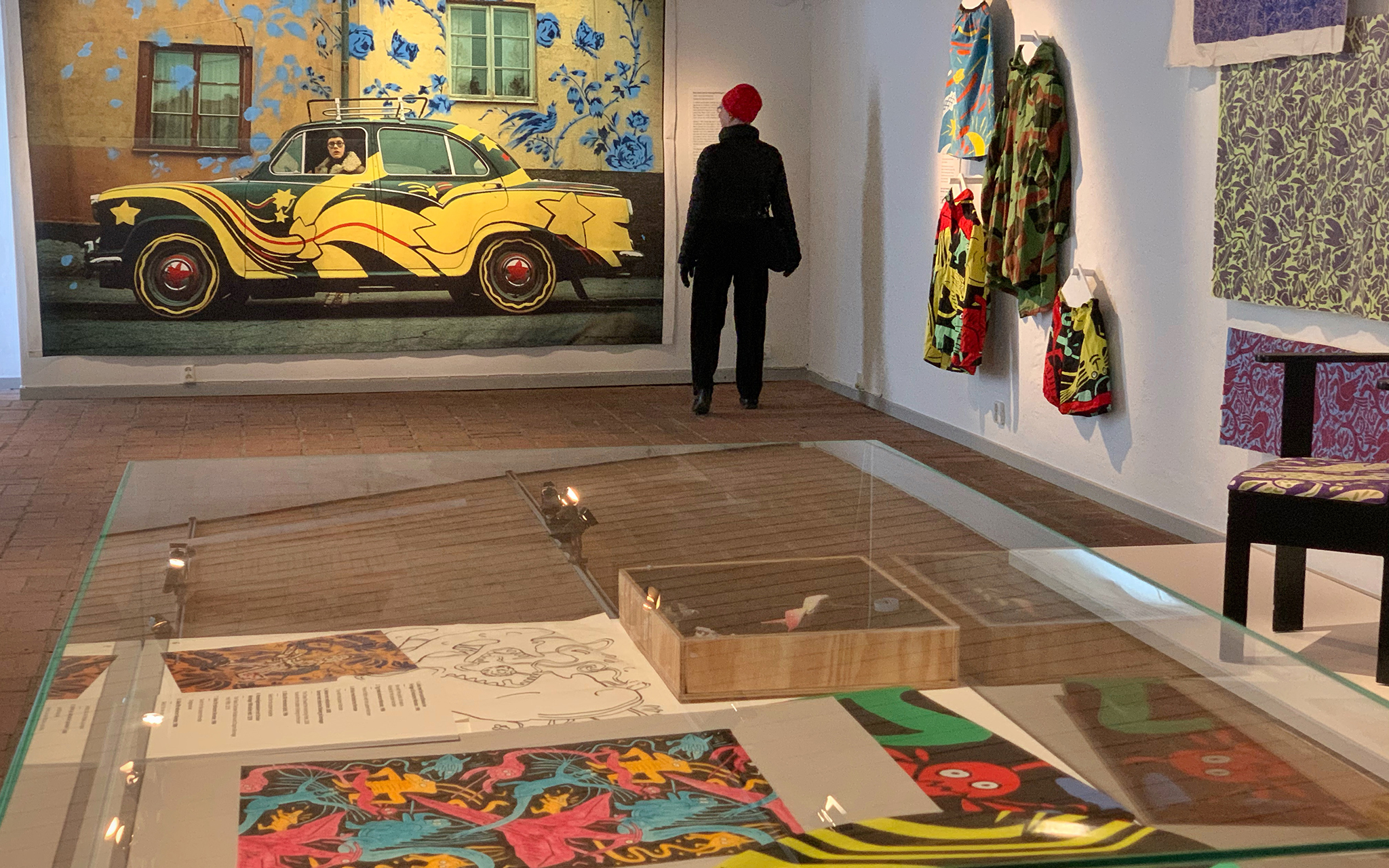 Besökare i utställningen Carl Johan De Geer – Den stora missuppfattningen. Foto: Jessica Ljung, Kulturen