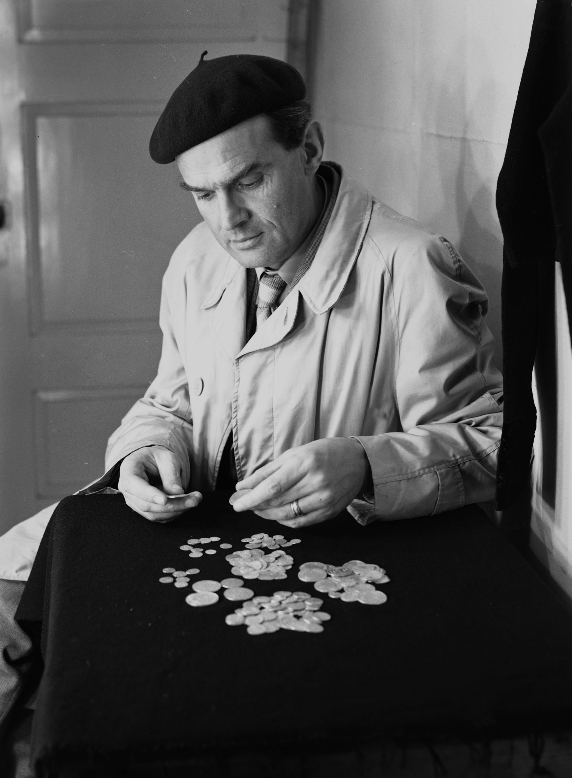 RAGNAR BLOMQVIST: sitter och räknar silvermynt som hittades i september 1946 vid en grävning på Grynmalaregatan i Lund.