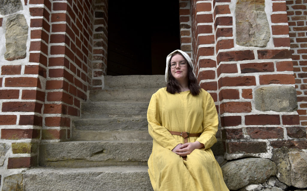 Kulturens volontärer hjälper barnen att utföra de historiska uppdragen.