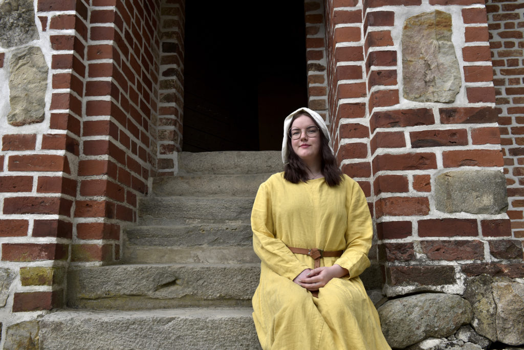 Kulturens volontärer hjälper barnen att utföra de historiska uppdragen.