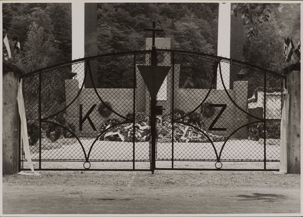 GRINDAR: Grinden till kyrkogården på koncentrationslägret i Ebensee. Foto: Lunds universitetsbibliotek, Witnessing Genocide.