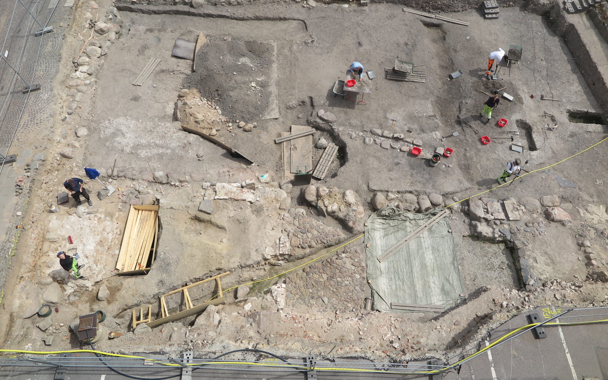 2019 gjordes en arkeologisk undersökning i kvarteret Sankt Mikael i Lund. Undersökningsplatsen är en del av det område där det tidigaste Lund började växa fram. Fynd och fragmentariskt bevarade byggnadslämningar samt en stor mängd avfallsgropar, som använts under lång tid, tyder på att kvarteret Sankt Mikael var bebyggt redan runt år 1000.