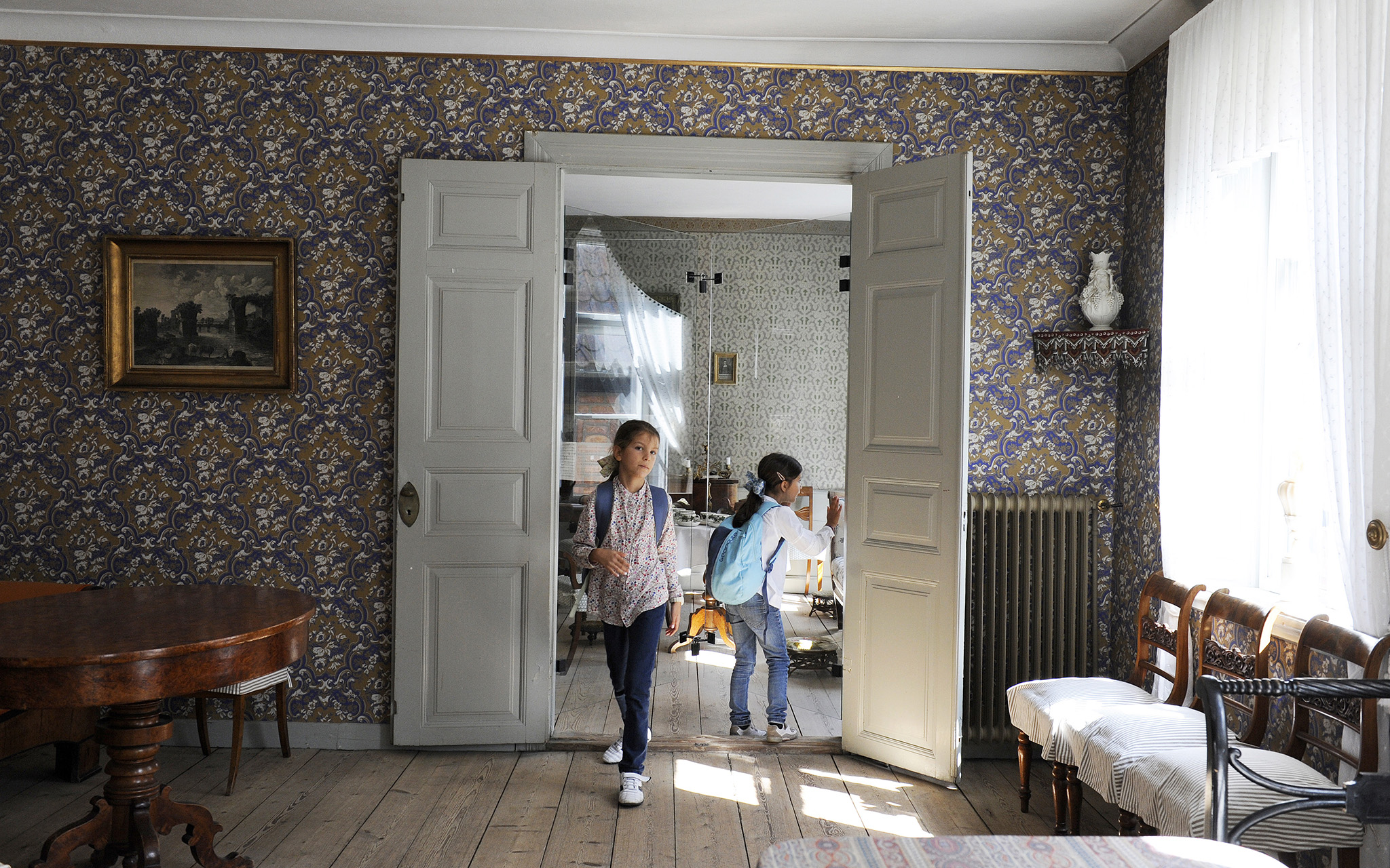 Barn tittar runt i övre salen i Thomanderska huset. Foto: Viveca Ohlsson, Kulturen