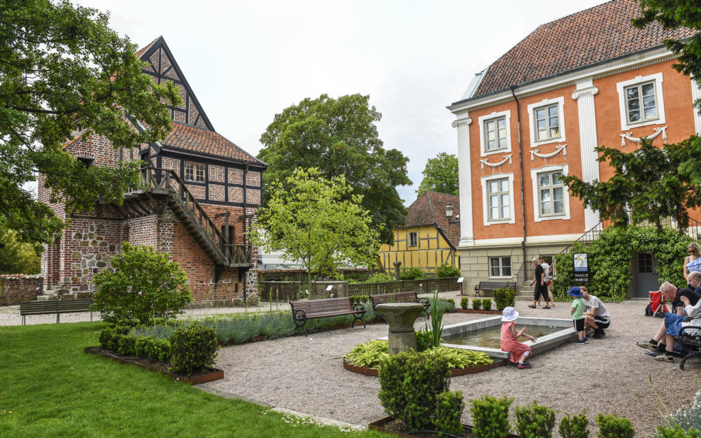 Friluftsmuseet med Dekanhuset till vänster och Herrehuset till höger. Det gula huset i bakgrunden är Lindforska huset. Foto: Viveca Ohlsson, Kulturen