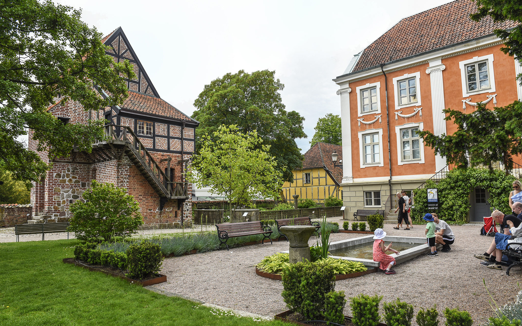 Friluftsmuseet med Dekanhuset till vänster och Herrehuset till höger. Det gula huset i bakgrunden är Lindforska huset. Foto: Viveca Ohlsson, Kulturen