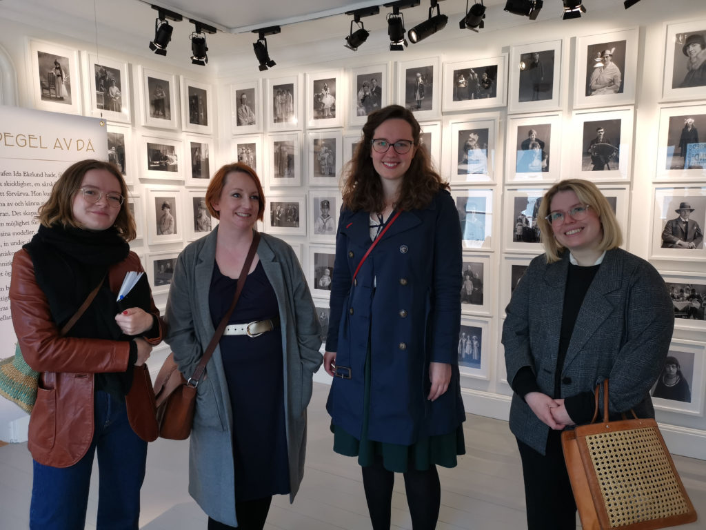 Masterstudenterna Erika, Wera, Sigrid och Marika på besök i utställningen "Jag ser dig – fotograf Ida Ekelund" på Kulturen i Lund. Foto: Anders Jansson, Kulturen