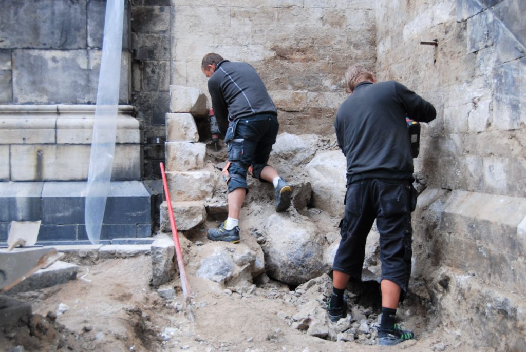 Domkyrkans personal arbetar med att ta ner det kraftiga fundamentet under trappan. Foto: Adam Hultberg, Kulturen