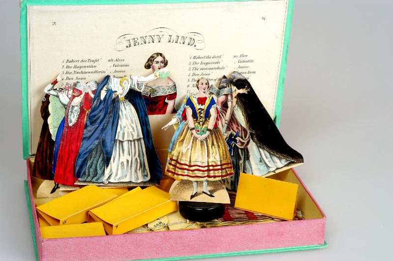 Klippdockor från 1800-talet som föreställer operasångerskan Jenny Lind. Foto: Kulturen