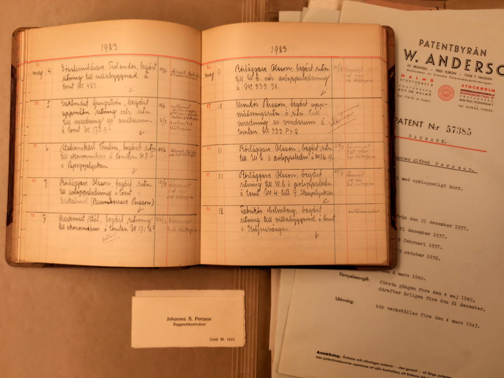Ett par exempel på arkivmaterialet från Alfred Perssons liv och verksamhet som vi fått som gåva till våra samlingar. Foto: Anders Jansson, Kulturen
