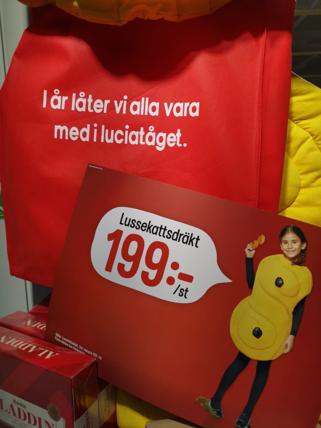 Reklam för lussekattsdräkt från pressbyrån. 