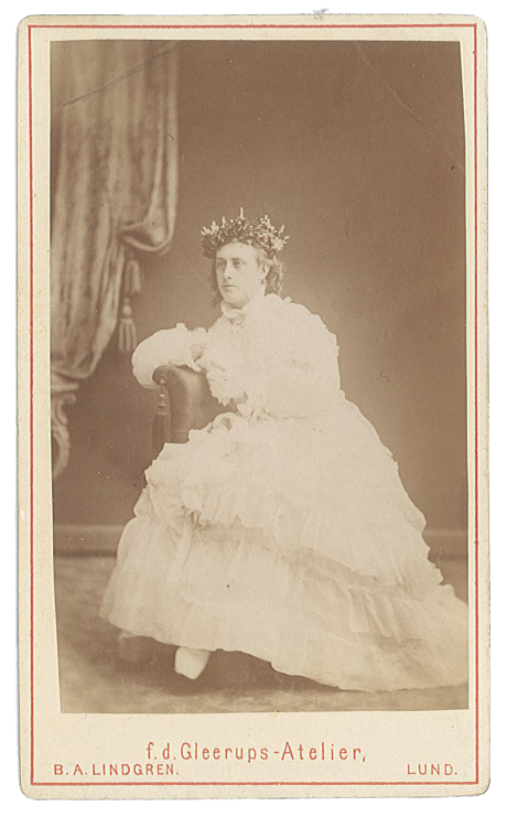 ”Studerande Brag såsom Lucia 1875. Lund.”, står det på baksidan av det här fotot. Det är taget av B A Lindgren och finns i Kulturens arkiv.