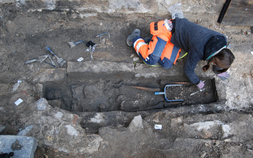 En av tre medeltida gravar vid Domkyrkan undersöks av osteolog Helene Wilhelmson från Sydsvensk Arkeologi. Foto: Adam Hultberg, Kulturen