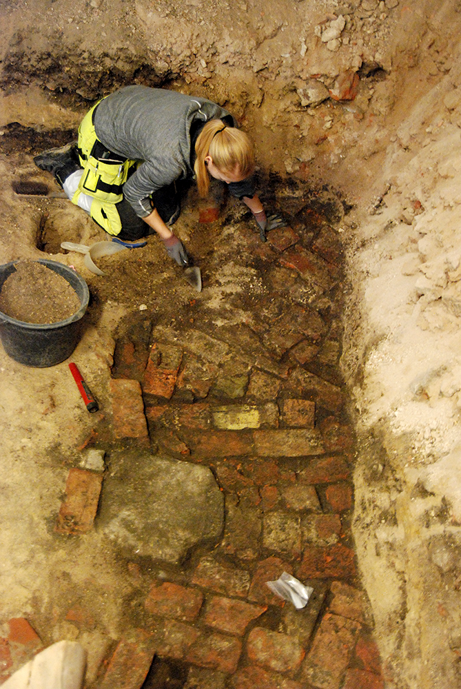 Arkeolog Linnea Lidh under arbetet i Kungshuset. Foto Kulturen